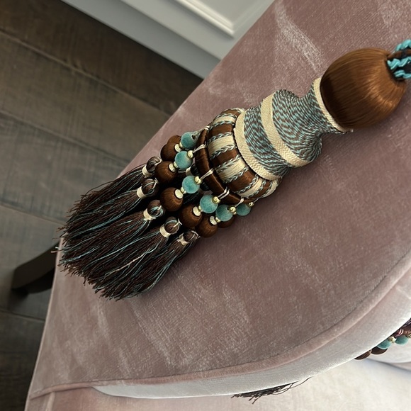 SET OF 2 DRAPE TIES WITH TASSELS - Picture 16 of 17